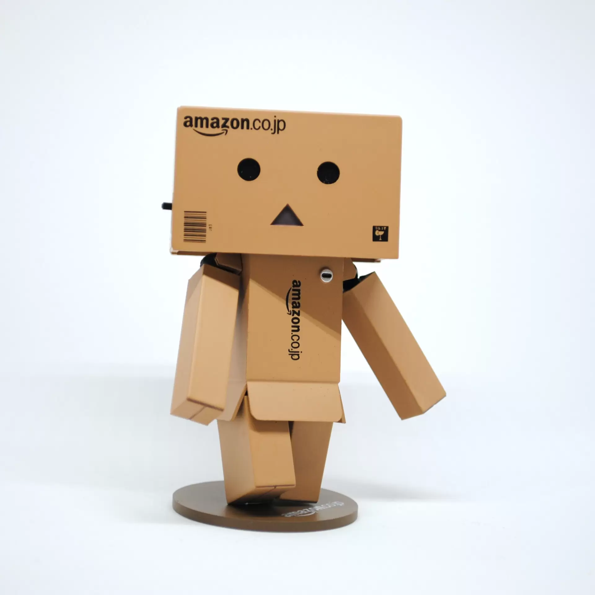 AI robot as a symbol of conversion optimization using AI in Amazon