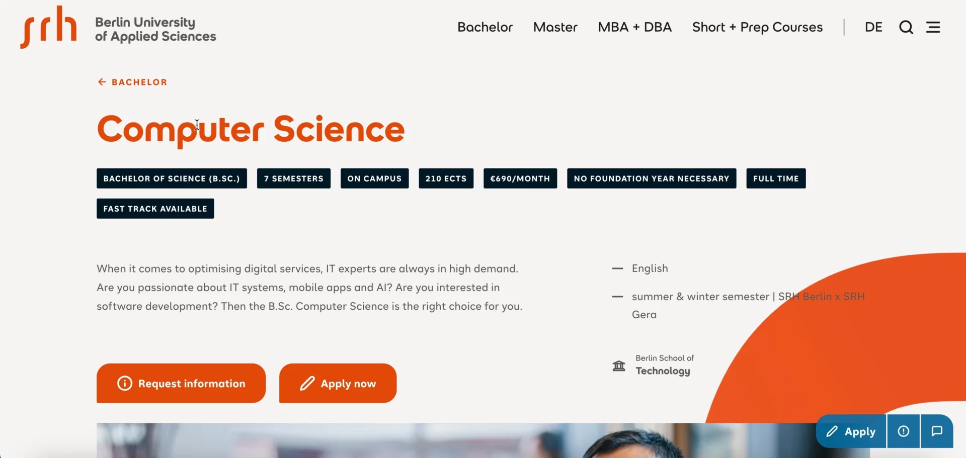 Landing page da Universidade de Ciências Aplicadas de Berlim anunciando um diploma de bacharel em Ciências da Computação
