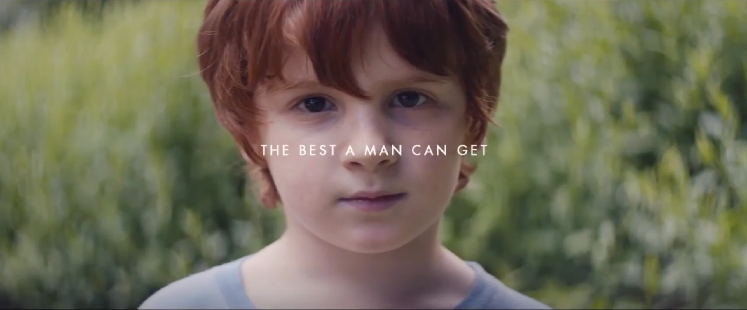 rosto suave de criança usado em publicidade criativa pela Gilette