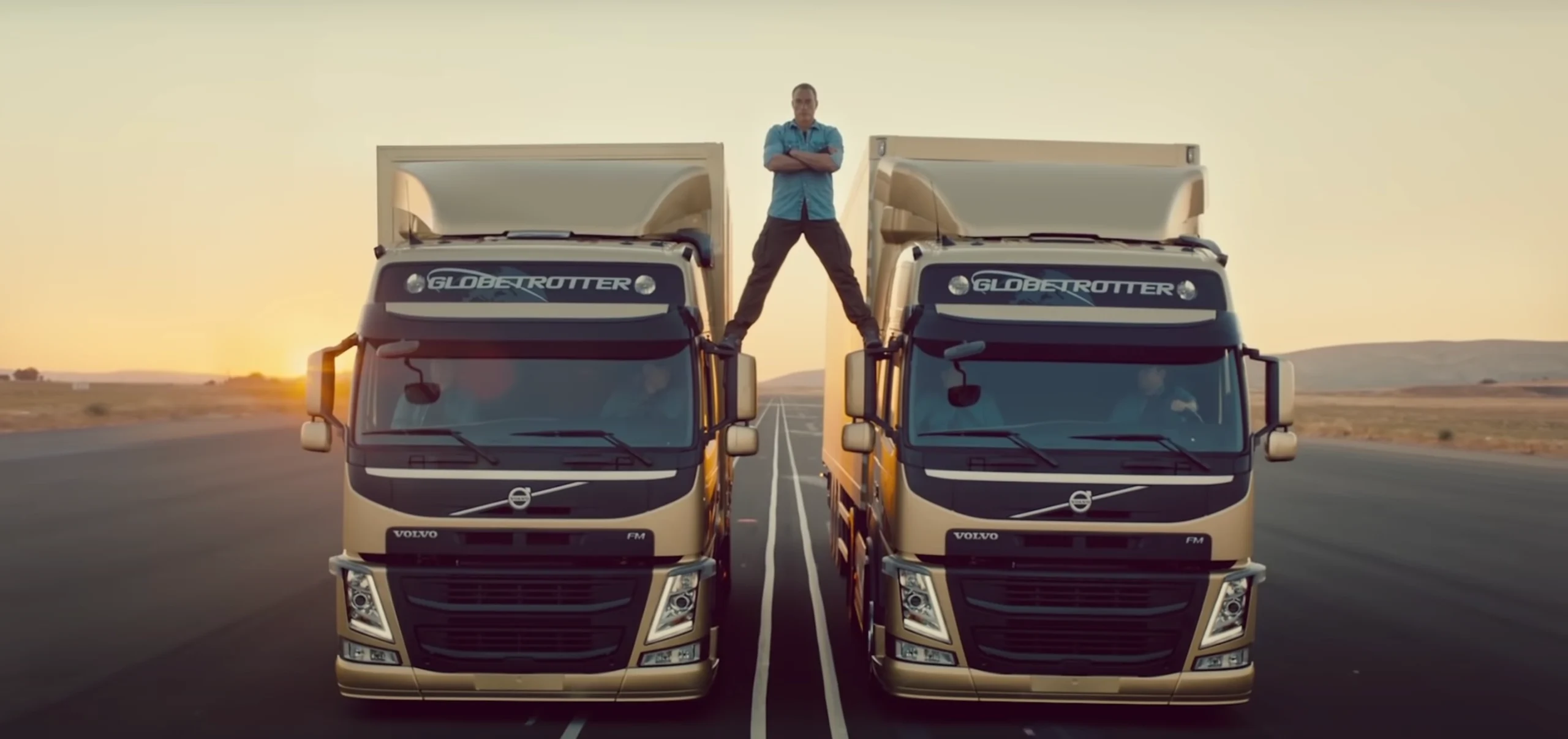 Propaganda criativa com caminhões da empresa Volvo