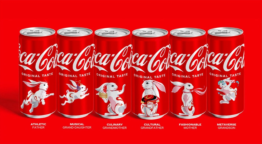 Coca-Cola-d&aring;ser med illustrerede figurer, der repr&aelig;senterer forskellige familieroller